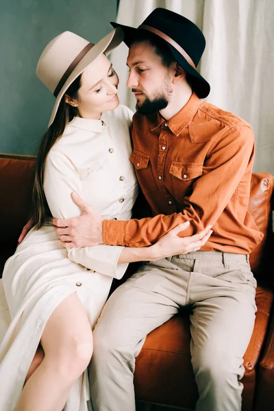 Ein Verliebtes Paar Trendigen Klamotten Und Hüten Sitzt Auf Einem — Stockfoto