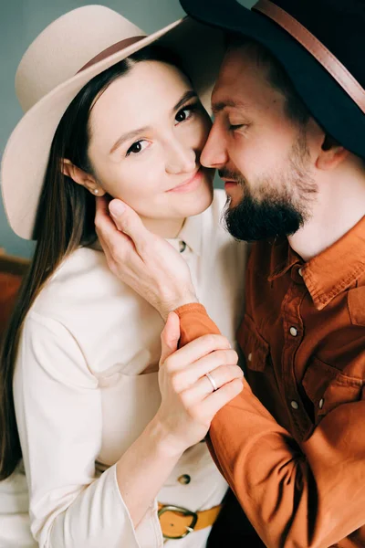 Ein Verliebtes Paar Trendigen Klamotten Und Hüten Sitzt Auf Einem — Stockfoto