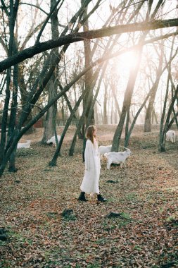 Açık beyaz elbiseli, siyah ayakkabılı, genç ve çekici bir kızın portresi.