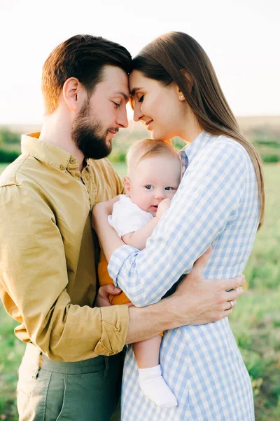 Feliz Familia Madre Padre Hijo Pequeno Para Un Paseo En El Parque De Verano Feliz Familia Joven Pasar Tiempo Juntos Fuera De Vacaciones Al Aire Libre El Concepto De Vacaciones En Familia
