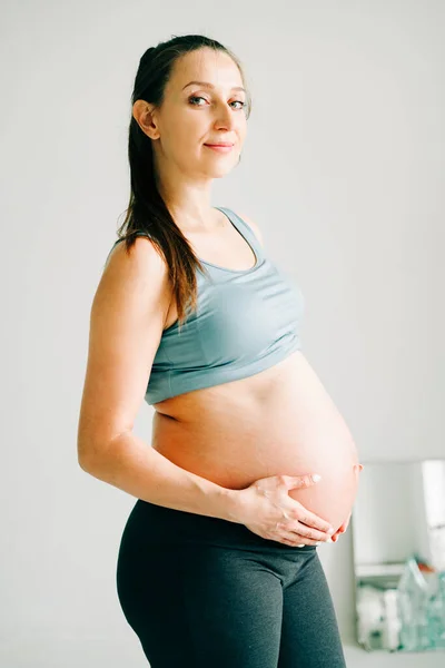 Молодая беременная девочка