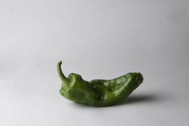 beyaz arkaplanda yeşil biber