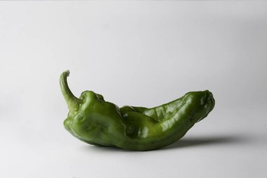 beyaz arkaplanda yeşil biber