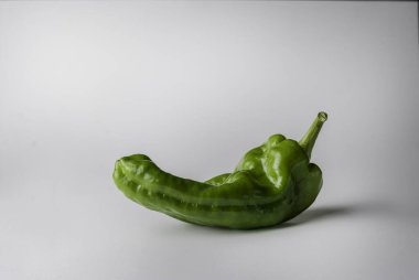 beyaz arkaplanda yeşil biber