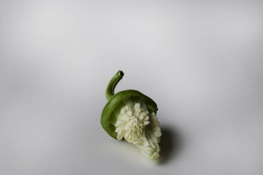 beyaz arkaplanda yeşil biber