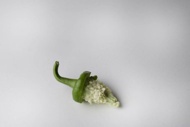 beyaz arkaplanda yeşil biber