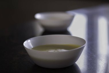 Lezzetli tatlı krema kaseleri.