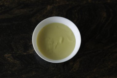 Lezzetli tatlı krema kaseleri.