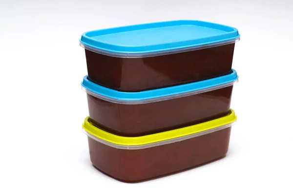 Tupperware Aus Eingelegter Quitte Vor Weißem Hintergrund Stockbild