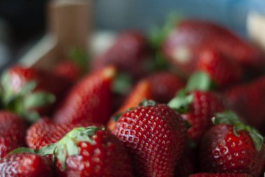 Tahta bir kutuda bir sürü taze çilek.