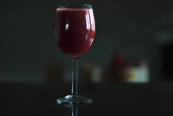 一杯天然的红莓汁和新鲜草莓汁 — 图库照片
