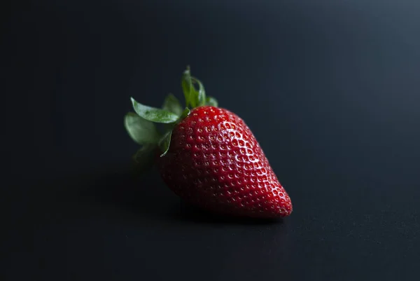 Eine Rote Erdbeere Auf Schwarzem Hintergrund Stockbild
