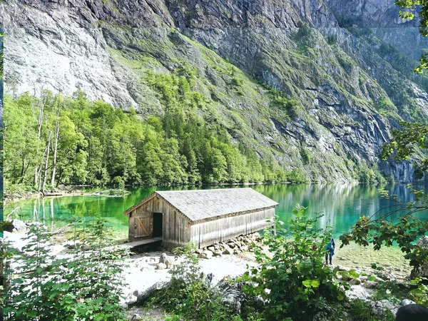 Vue imprenable sur le petit chalet sur le lac Obersee dans les Alpes à Berchtesgaden — Photo