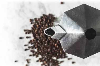 Kahve çekirdeği duvar kağıdı, beyaz mermer üzerinde İtalyan kahve demliği.