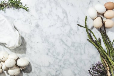 Beyaz mermer üzerinde yumurta ve mantarlı kuşkonmaz, duvar kağıdı.