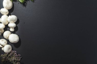 Siyah masa üzerinde yumurta ve mantarlı kuşkonmaz, duvar kağıdı.