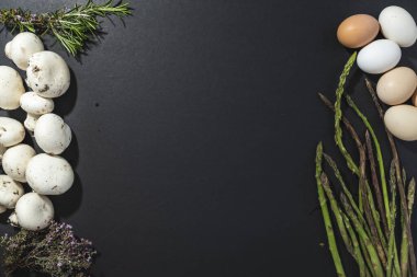 Siyah masa üzerinde yumurta ve mantarlı kuşkonmaz, duvar kağıdı.
