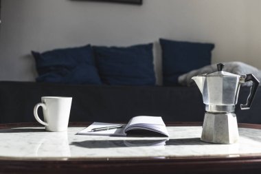 Ben gazete fırçalarken, sen İtalyan kafeteryasıyla kahve içiyordun.