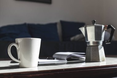 Ben gazete fırçalarken, sen İtalyan kafeteryasıyla kahve içiyordun.