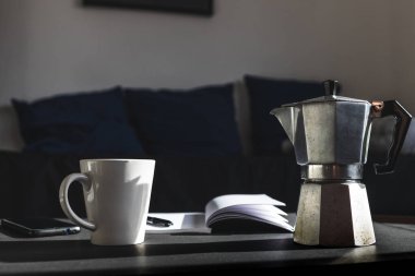 Ben gazete fırçalarken, sen İtalyan kafeteryasıyla kahve içiyordun.