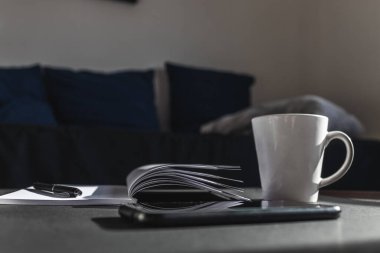 Ben gazete fırçalarken, sen İtalyan kafeteryasıyla kahve içiyordun.