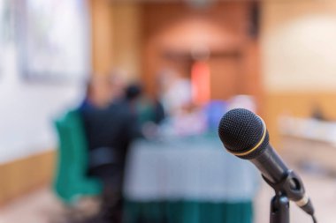 Toplantı odasında mikrofon var.