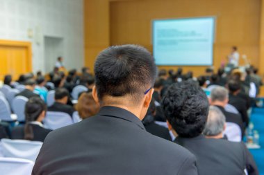 Konferans salonunda iş konferansı ve sunum