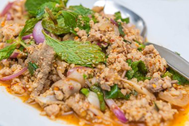 Baharatlı kıyılmış et salatası, Tayland gıda tarzı