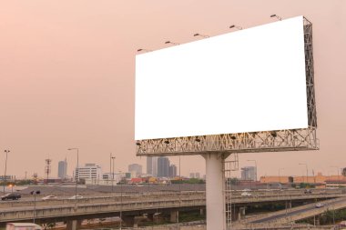 Alacakaranlık zaman yeni reklam için hazır boş billboard