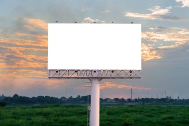 Alacakaranlık zaman yeni reklam için hazır boş billboard
