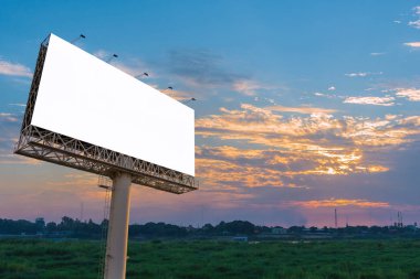 Alacakaranlık zaman yeni reklam için hazır boş billboard