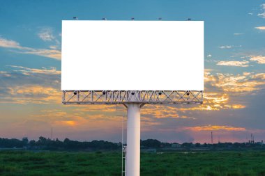 Alacakaranlık zaman yeni reklam için hazır boş billboard