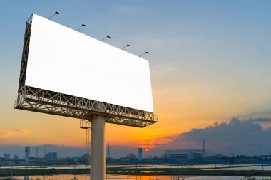 Alacakaranlık zaman yeni reklam için hazır boş billboard