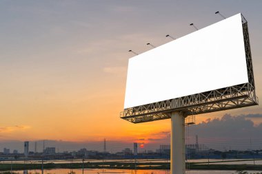 Alacakaranlık zaman yeni reklam için hazır boş billboard