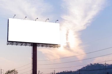 Alacakaranlık zaman yeni reklam için hazır boş billboard