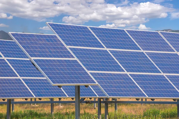 Central elétrica que utiliza energia solar renovável com céu azul — Fotografia de Stock