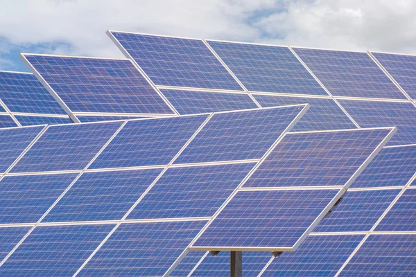 Central eléctrica que utiliza energía solar renovable con cielo azul — Foto de Stock