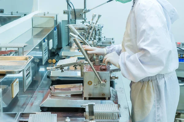 Pharmacist preparing medication with packaging capsule in lab — Stock Photo, Image