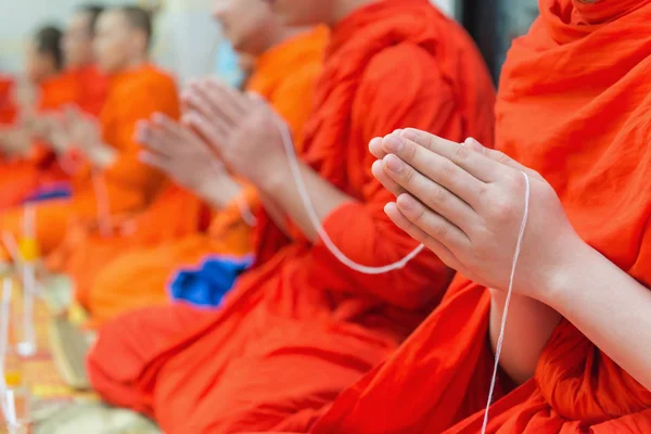 詠唱または寺院タイで祈る僧侶 — ストック写真