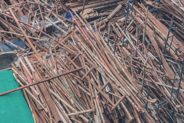 Barras de aço e materiais em canteiro de obras — Fotografia de Stock