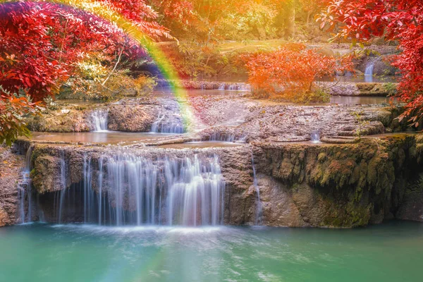 Краєвид чудовий водоспад в лісі на Erawan національної ПА — стокове фото