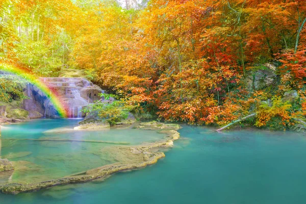 Краєвид чудовий водоспад в лісі на Erawan національної ПА — стокове фото