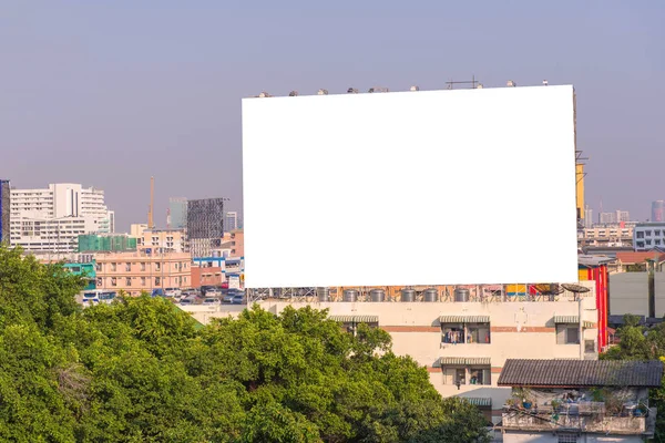 Grand panneau d'affichage blanc prêt pour la nouvelle publicité — Photo