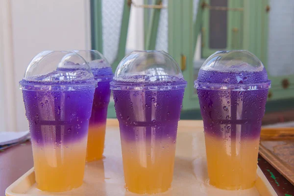 Butterfly pea jus dengan soda Minuman ringan dalam cangkir plastik — Stok Foto
