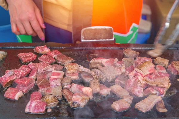 Boeuf wagyu grillé au charbon chaud avec fumée (Nourriture japonaise ) — Photo