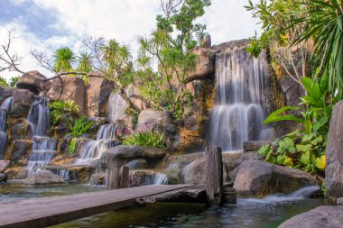 Halk parkındaki bahçede şelale