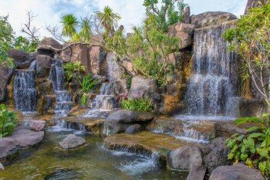 Halk parkındaki bahçede şelale