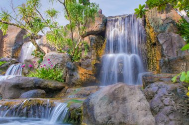 Halk parkındaki bahçede şelale
