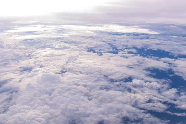 Blå himmel og skyer som set gennem vinduet af fly - Stock-foto