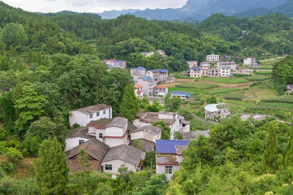 Krajina vesnice v horách v provincii Hunan Zhangjiajie — Stock fotografie